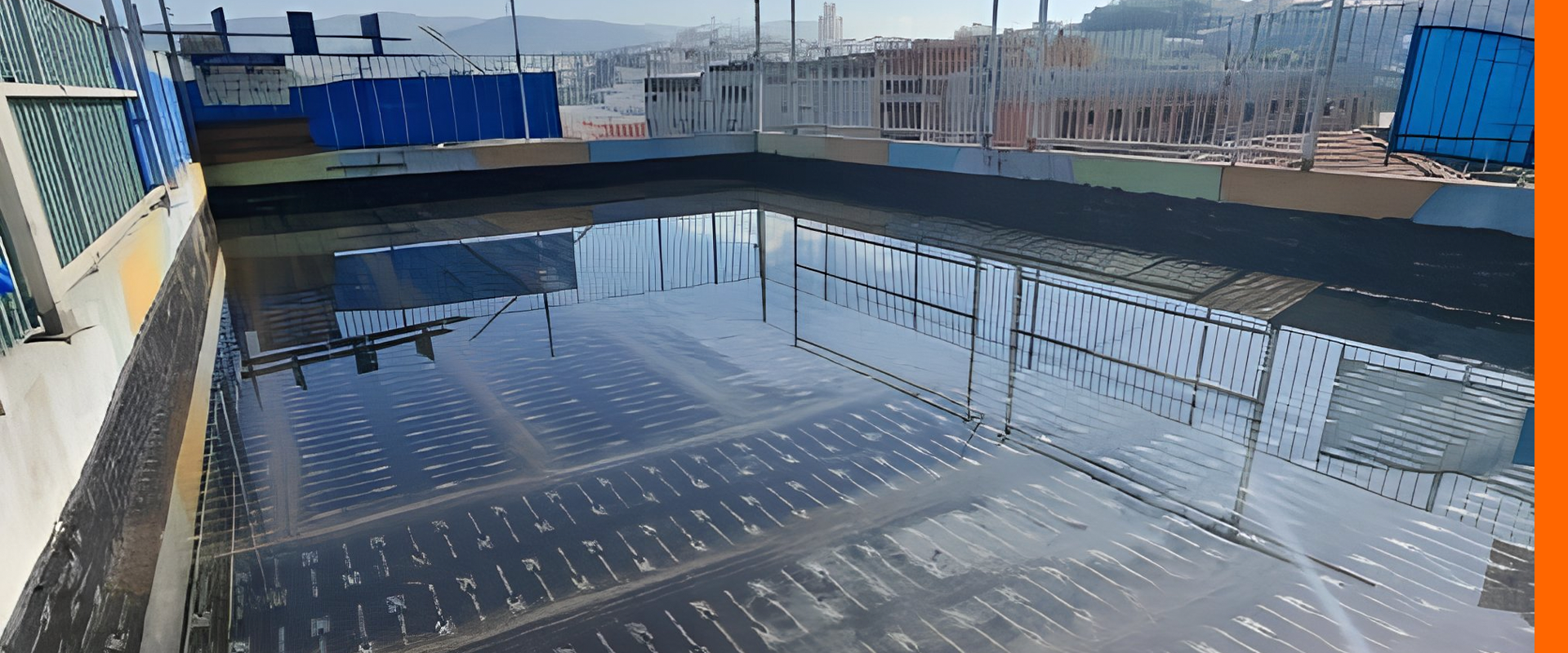Teste de estanqueidade sendo realizado em uma piscina.